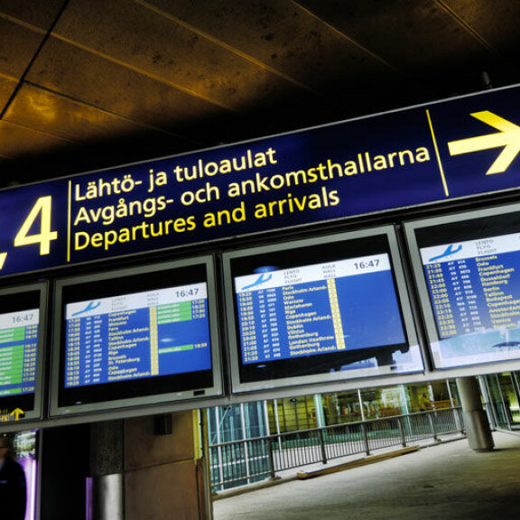 Roopen ja Saran hidastelu koetteleivat muiden matkustajien hermoja Helsinki-Vantaan lentoasemalla. Roopen ja Saran hidastelu koetteleivat muiden matkustajien hermoja Helsinki-Vantaan lentoasemalla.