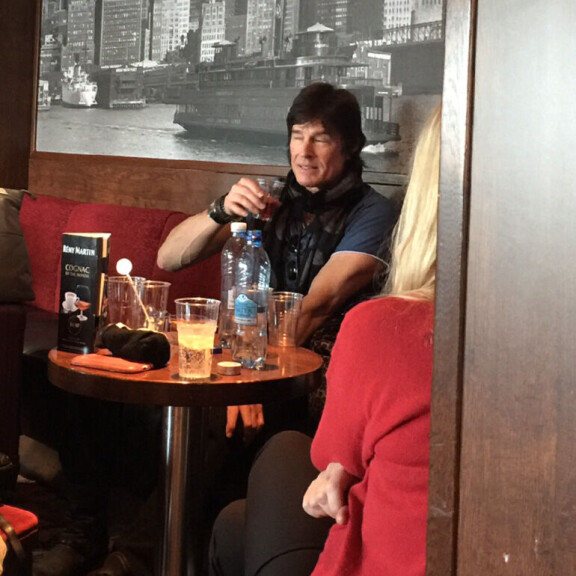 Kauniit ja rohkeat -komistus Ronn 'Ridge' Moss matkusti Tallinnasta Suomeen aivan muina taviksina – paparazzi iski laivalla! Ronn Moss laivalla