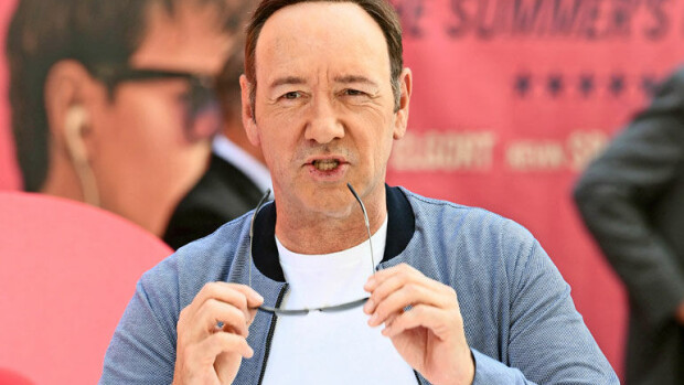 Ahdistelusta syytetty Kevin Spacey piiloutui vieroitusklinikalle: Täällä House of Cards -tähti hoidattaa seksiadditiotaan – kuvat! Kevin Spacey meni hoitoon.