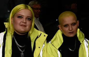 Sokkiasu! Alma saapui linnaan Anna-siskonsa kanssa neonkeltaisessa huomiotakissa ja Suomileijona-koru kaulassa - kuva!