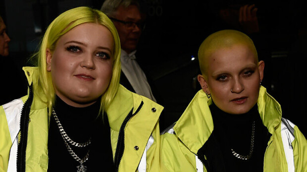 Sokkiasu! Alma saapui linnaan Anna-siskonsa kanssa neonkeltaisessa huomiotakissa ja Suomileijona-koru kaulassa - kuva! alma ja anna