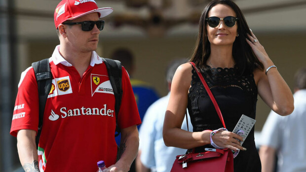 Kimi ja häikäisevän kaunis Minttu Räikkönen saapuivat Linnan juhliin: Kimi auttoi rakastaan linnan edustalla - kuvat! Kimi ja Minttu Räikkönen