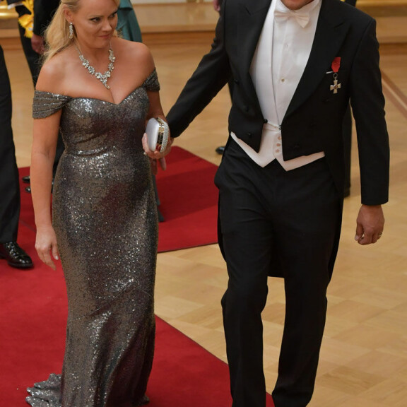 Sirpa Selänne loksautti leuat lattiaan Linnan juhlissa: rinnat pysäyttävän uhkeasti esillä – kuva! Sirpa ja Teemu Selänne