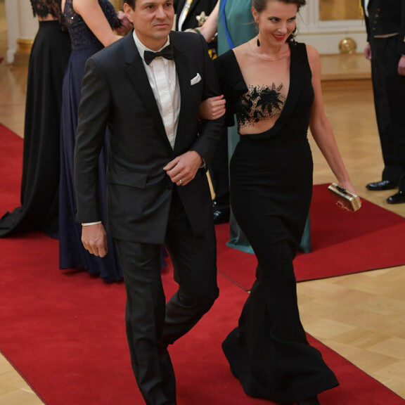 Nyt on vaikea olla tuijottamatta: jalkapallolegenda Jari Litmasen Ly-vaimon rintamus varasti huomion, eikä ihme - katso kuva! litmanen