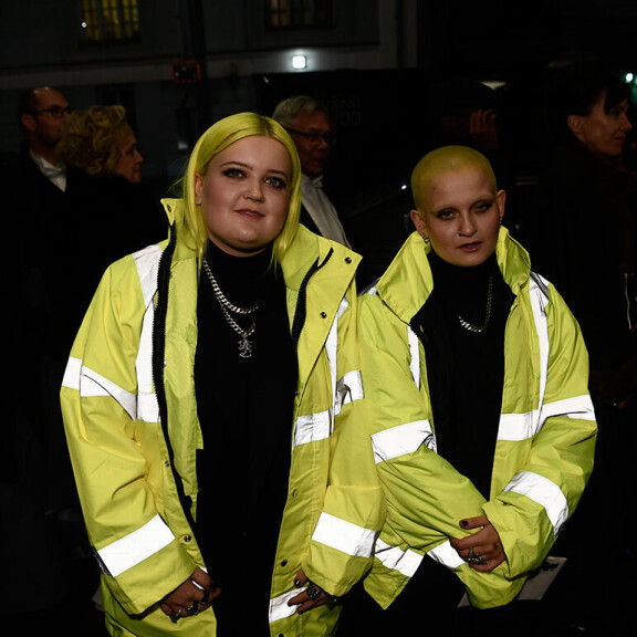 Sokkiasu! Alma saapui linnaan Anna-siskonsa kanssa neonkeltaisessa huomiotakissa ja Suomileijona-koru kaulassa - kuva! alma ja anna