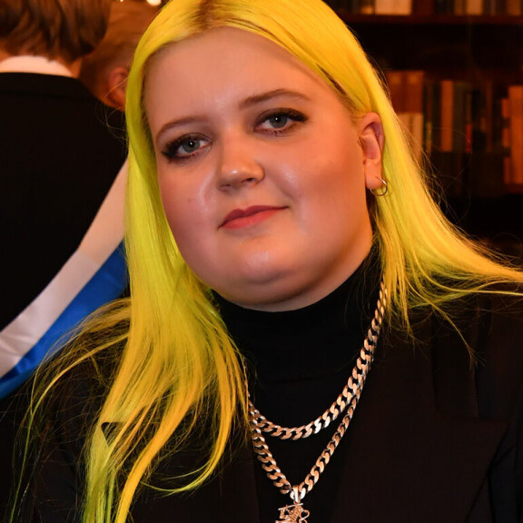 Ohhoh, tätä et nähnyt tv:ssä: Alman takissa jättimäinen piilomerkitys – katso yksityiskohdan paljastava kuva! alman koru