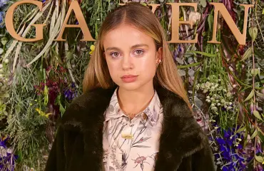 Tässä on Britannian seksikkäin kuninkaallinen: 22-vuotiaan Amelian asusta näkyi läpi - teipit nännien peittona!