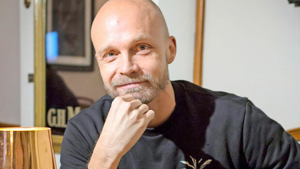 Iskelmätähti Juha Tapio urastaan: ”Jos tulee päivä, että teen tätä vain rahan takia, sitten ura pitää lopettaa!” Juha Tapio ei tee musiikkia rahan takia.