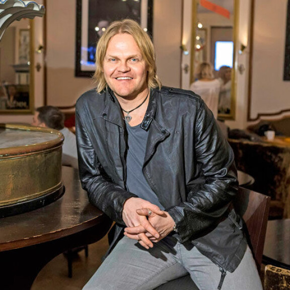 Otto Kanerva on ohjannut ja käsikirjoittanut Juhan kappaleita käyttävän kesäteatteriesityksen Kaksi vanhaa puutaa. Juha on aiemmin kieltäynyt, kun hänen kappaleitaan on pydetty teatteriin. – Nyt kuitenkin tunnen Oton, ja tiedän voivani luottaa heidän laatuunsa, Juha sanoo. Otto Kanerva on ohjannut ja käsikirjoittanut Juhan kappaleita käyttävän kesäteatteriesityksen Kaksi vanhaa puutaa. Juha on aiemmin kieltäynyt, kun hänen kappaleitaan on pydetty teatteriin. – Nyt kuitenkin tunnen Oton, ja tiedän voivani luottaa heidän laatuunsa, Juha sanoo.