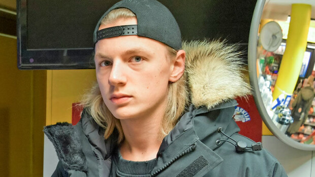 Pahasta peliriippuvuudesta kärsivä tosi-tv-tähti Hugo Järv, 20, siirsi luvatta vanhempiensa rahaa pelitileille: Pelasin heidän rahojaan kymmeniätuhansia euroja! Hugo Järv vei vanhemmiltaan rahaa.