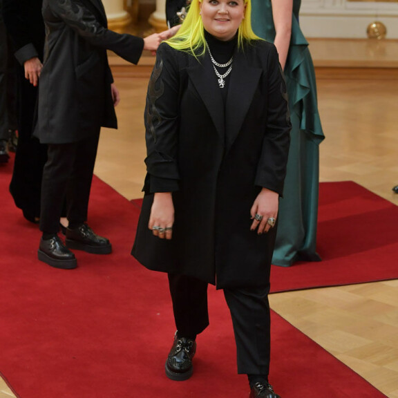 Alman sokkiasu vaihtui Linnan sisällä aivan toiseen ääripäähän - kuva! Tämä nainen herättää huomiota Alma