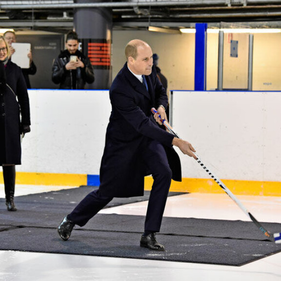 Tällainen oli prinssi Williamin Suomen-vierailu: Lätkää, Slushia, faneja ja joulupukki - kuvakooste! William laukoo.