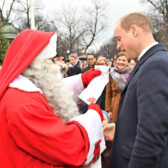 Tällainen oli prinssi Williamin Suomen-vierailu: Lätkää, Slushia, faneja ja joulupukki - kuvakooste! Joulupukki ja WIlliam.