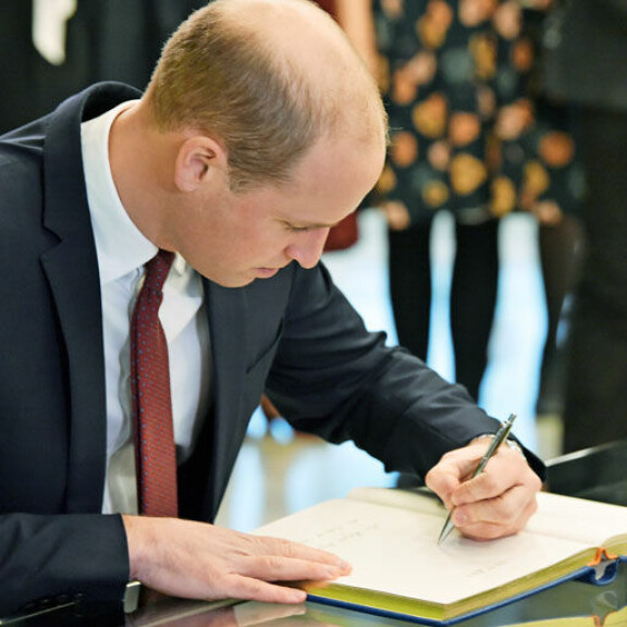 Tällainen oli prinssi Williamin Suomen-vierailu: Lätkää, Slushia, faneja ja joulupukki - kuvakooste! William allekirjoittaa.