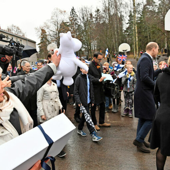 Prinssi William kävi Suomessa, Seiska antoi tulevalle lapselle upeat lahjat: Muumipeikko ja toppapuku - katso kuvat! Jasmin huitoo prinssille.
