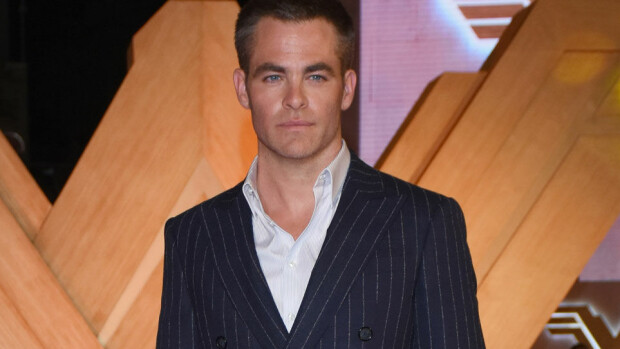Kukaan ei suhtaudu suihkurusketukseen innokkaammin kuin Chris Pine – kuva! Chris Pine