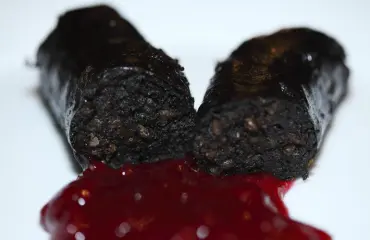 Oho, Linnan juhlissa tarjolla mustaamakkaraa - katso koko menu!