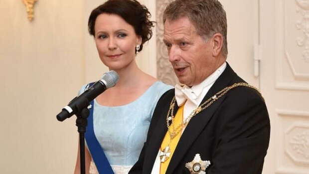 Räväyttääkö Jenni Haukio Linnan juhlissa androgyynisessä asussa? Paljasti pukunsa taustat! Jenni Haukio ja Sauli Niinistö linnassa.