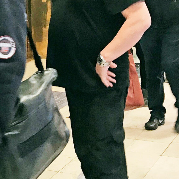 Ville Haapasalo shoppaili pipo päässä vähissä vaatteissa – kuva! Vilel Haapasalo jouluostoksilla.