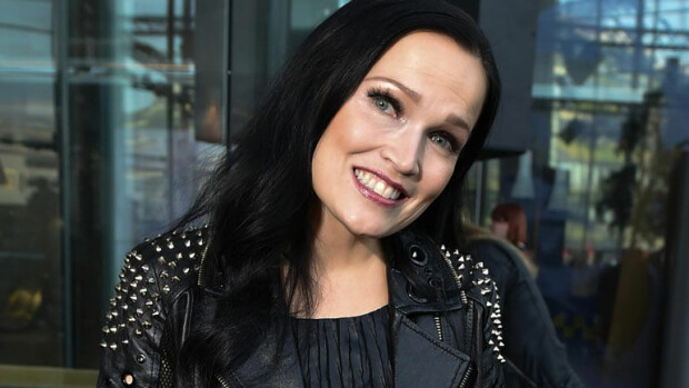 Tarja Turunen esittelee jättimäistä tatuointiaan: Vau, mikä rokkimimmi - kuva! Tarja Turunen otti tatuoinnin.