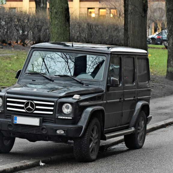 Mikael Gabriel pysäköi parkkipirkkoja uhmaten – kuva! Mikael Gabriel uhmasi parkki-pirkkoja.