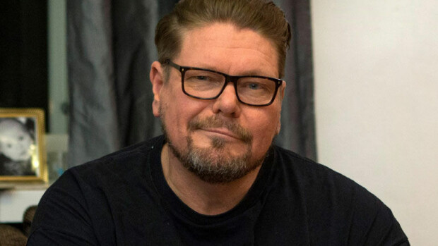 Henry Saari hylkäsi myös äitinsä: ”Hän haukkui minua lihavaksi!” Henry Saarella on huonot välit läheisiinsä.
