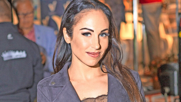 Laulaja Jannalla kuumaa supinaa tumman komistuksen kanssa – kuva! Janna viihtyi Tavastialla miesseurassa.