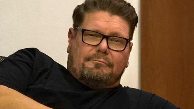 Henry Saari hylkäsi 17-vuotiaan lapsensa – ex-pornotähtirakkaan ja tyttären rahavaatimukset olivat viimeinen niitti! Henry Saari katkaisi välit tyttäreensä.