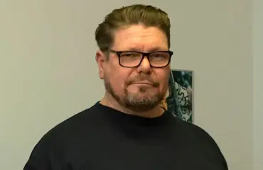 Tällainen on ex-pornokeisari Henry Saaren koti – hyllyssä huimia harvinaisuuksia: Tällaista HIM-viiniä ei ole kuin viidellä ihmisellä – kuvat!