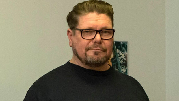 Tällainen on ex-pornokeisari Henry Saaren koti – hyllyssä huimia harvinaisuuksia: Tällaista HIM-viiniä ei ole kuin viidellä ihmisellä – kuvat! Henry Saari esitteli kotinsa.