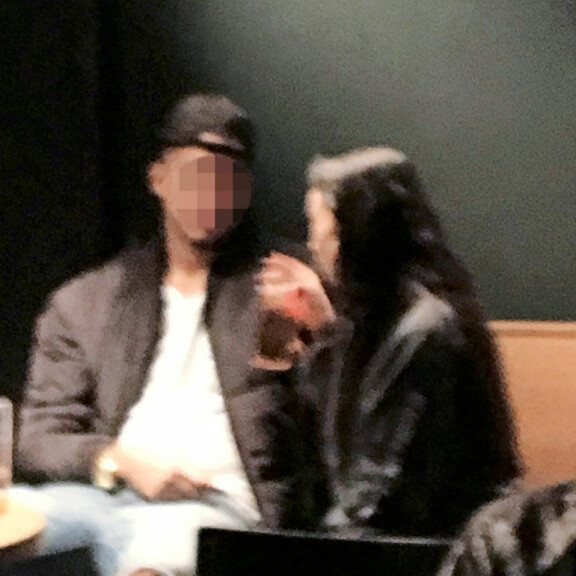 Laulaja Jannalla kuumaa supinaa tumman komistuksen kanssa – kuva! Janna ja mies tavastialla.