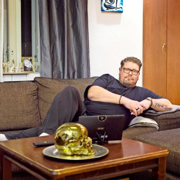 Tällainen on ex-pornokeisari Henry Saaren koti – hyllyssä huimia harvinaisuuksia: Tällaista HIM-viiniä ei ole kuin viidellä ihmisellä – kuvat! Henry Saaren koti.