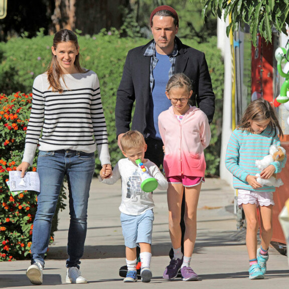 Jenniferin ja Benin välit ovat erosta huolimatta hyvät. Jennifer ja Ben olivat naimisissa kymmenen vuotta, ja heillä on kolme lasta. Jenniferin ja Benin välit ovat erosta huolimatta hyvät. Jennifer ja Ben olivat naimisissa kymmenen vuotta, ja heillä on kolme lasta.