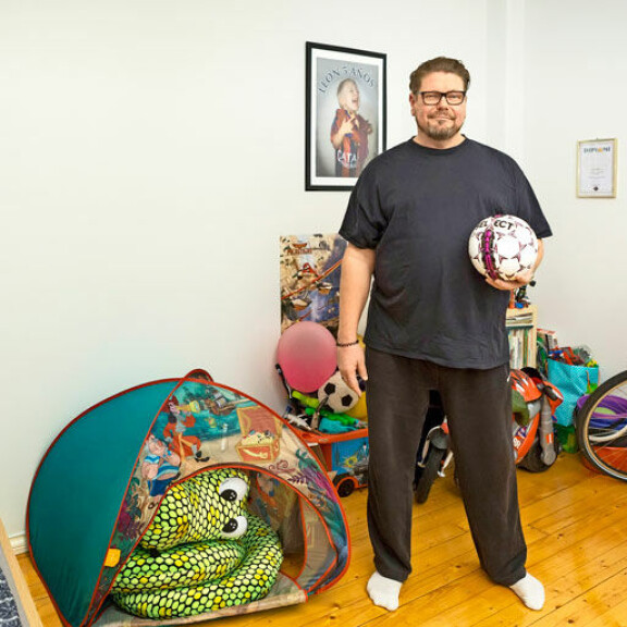 Tällainen on ex-pornokeisari Henry Saaren koti – hyllyssä huimia harvinaisuuksia: Tällaista HIM-viiniä ei ole kuin viidellä ihmisellä – kuvat! Henry Saaren koti.