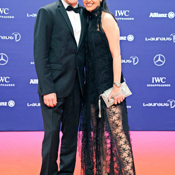 Nämä julkkikset nähdään Linnan juhlissa – katso! Alma on juhlien väripilkku! Mika Häkkinen ja Marketa-vaimo.