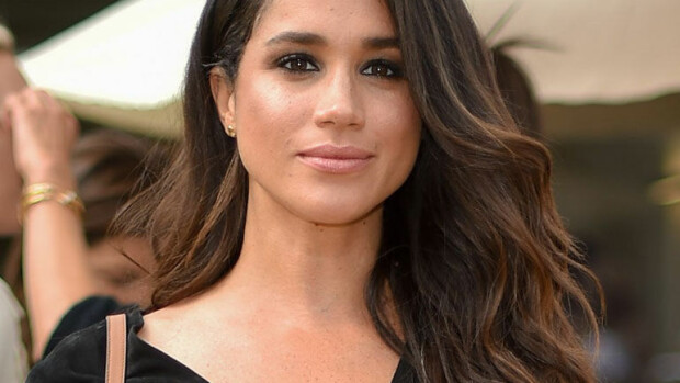 Brittimedia kohisee Meghan Marklen jäätävästä etikettimokasta kihlajaisuutisen julkistuksessa - kuvat! Meghan Markle