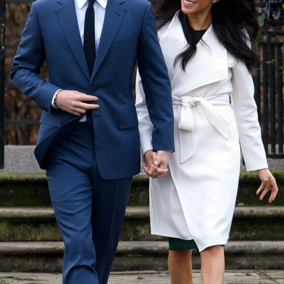 Brittimedia kohisee Meghan Marklen jäätävästä etikettimokasta kihlajaisuutisen julkistuksessa - kuvat! Meghan and Harry