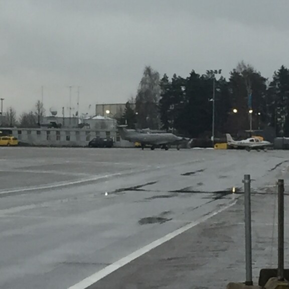 JUURI NYT: Prinssi William saapui yksityiskoneella Suomeen - kuvat lentokentältä! Prinssi William saapui Suomeen