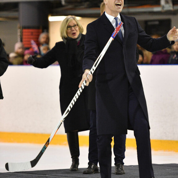 Prinssi William Suomessa: innostui pelaamaan jääkiekkoa - katso kuinka kävi! William, jääkiekko