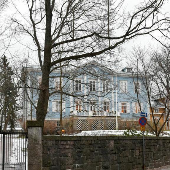 Sikke Sumari asuu Kaivopuistossa arvokiinteistössä – kuva! Sikke Sumari asuu arvotalossa.