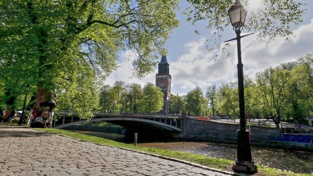 Paavo Nurmen patsas joutui yöllä hilpeän ilkivallan kohteeksi - kuva! Turun kaupunki harkitsee rikosilmoitusta! Turun Aurajoki.
