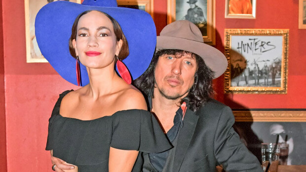 Sami Yaffa ja Meeri Koutaniemi avoimena suhteestaan: Kosinta nakuna hangessa! Sami Yaffa ja Meeri Koutaniemi tekivät yhdessä kirjan.