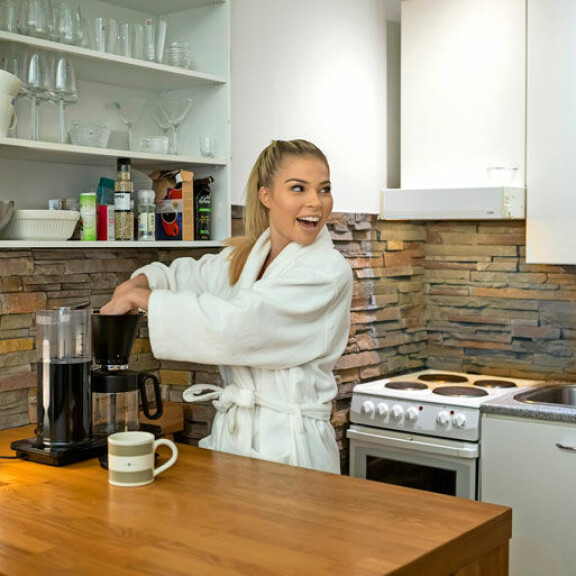 Missikaunotar Essi Unkuri, 19, esittelee sinkkukämppänsä: kompakti kaksio vanhassa arvotalossa – katso kuvat! Essi Unkuri keittiössä.