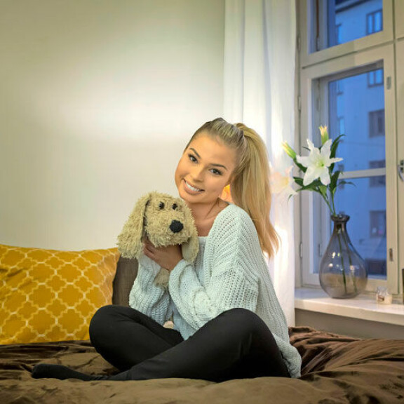 Missikaunotar Essi Unkuri, 19, esittelee sinkkukämppänsä: kompakti kaksio vanhassa arvotalossa – katso kuvat! Essi Unkuri sängyllä.