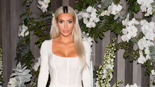 Näin Kim Kardashian todistaa, että seksi myy: poseeraa alasti vain glitteriä yllään - kuvat! Kim Kardashian