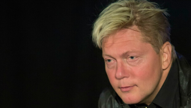 Vesa Keskinen ryyppäsi itsensä rapakuntoon Seinäjoella ja junassa - ei päästetty Helsinki-Vantaalla lentokoneeseen! Vesa Keskinen