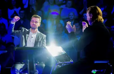 Haluatko miljonääriksi -kisailija saa tuhansien eurojen kysymyksen oikein puhtaalla arvauksella: "Ai, että ku tulee hyvä fiilis!"