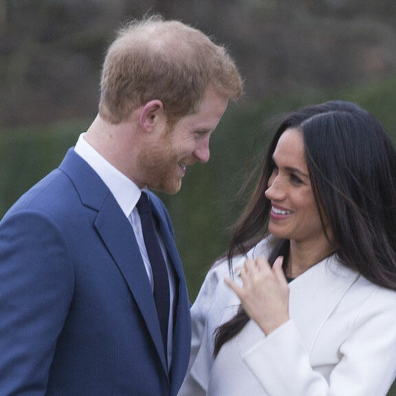 Juuri kihlautuneet Prinssi Harry ja Meghan Markle astelivat median eteen superrakastuneina: Harry suunnitteli itse sormuksen - kuvat! Prinssi Harry ja Megan