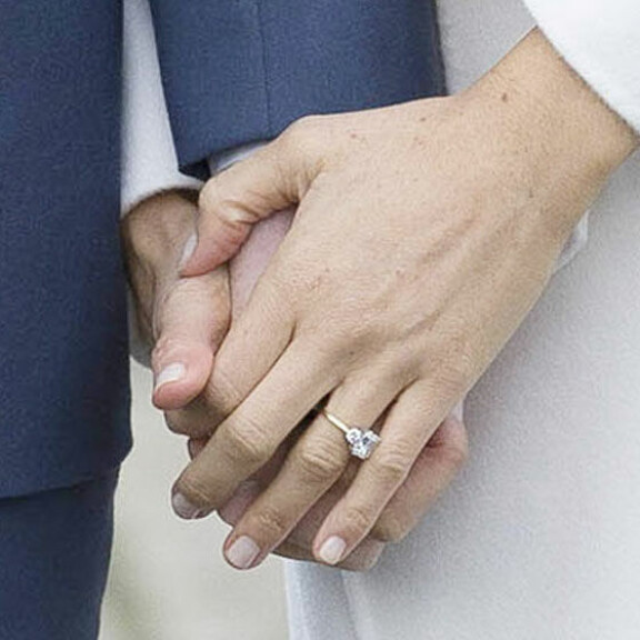 Juuri kihlautuneet Prinssi Harry ja Meghan Markle astelivat median eteen superrakastuneina: Harry suunnitteli itse sormuksen - kuvat! Harry, kihlasormus