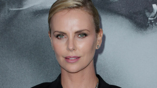 Uuh, mikä bikinikroppa, Charlize Theron - katso kiitospäivän lomakuvat Meksikosta! Charlize Theron